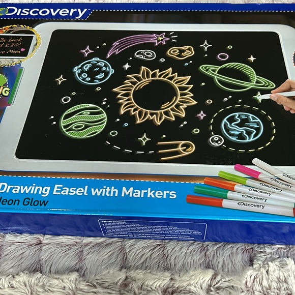 Discovery Kids Neon Glow Drawing Easel with Color Markers and 5 Light Modes. - Picture 2 of 3